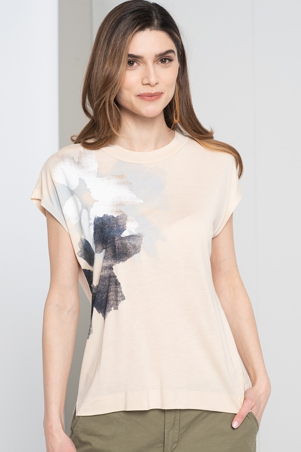 Esprit, Tricou cu decolteu la baza gatului si detaliu floral brodat, Maro nisip/Bleumarin/Gri