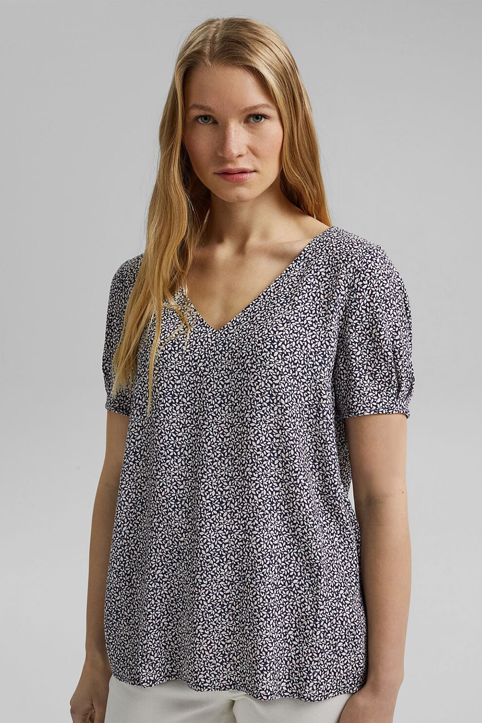 Esprit, Bluza cu decolteu in V si imprimeu floral, Negru/Alb