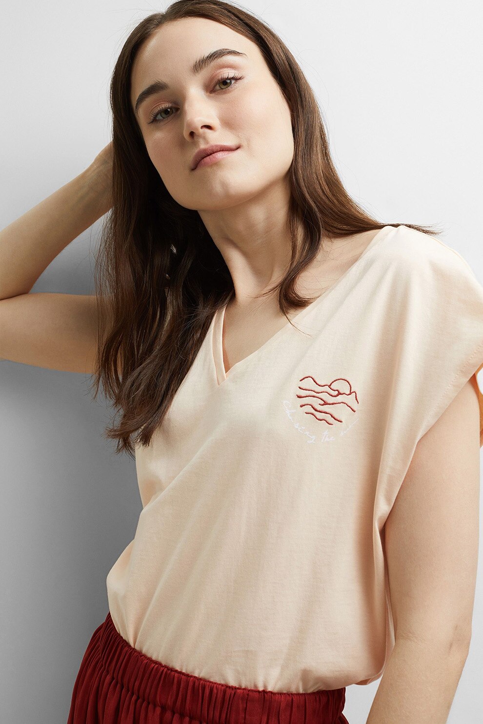 EDC by Esprit, Tricou de bumbac organic cu decolteu in V si broderii, Piersica