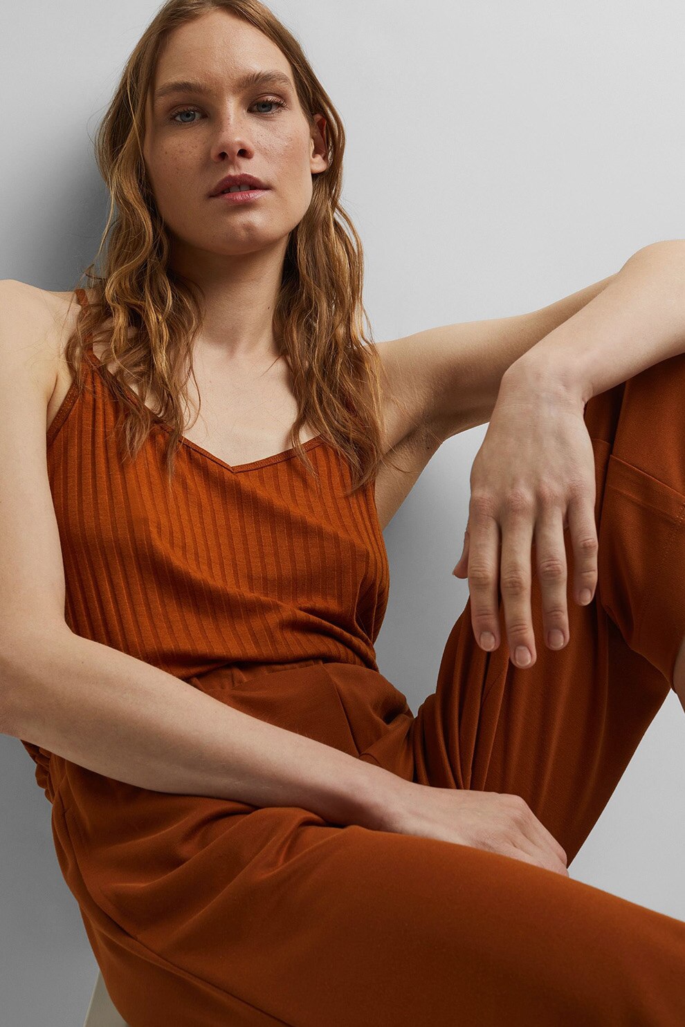 Esprit, Top din jerseu cu decolteu in V si aspect striat, Scortisoara