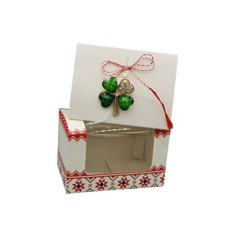 Martisor tip brosa, Trifoi cu pietricele, in cutie cu motiv traditional
