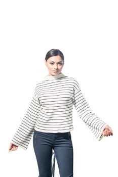 Pulover dama cu dungi negre, maneci largi, stil casual - Marimea M Pulover dama cu dungi negre, maneci largi, stil casual - Marimea M