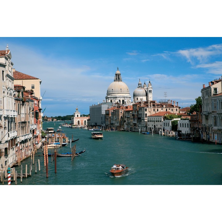 Fototapet autocolant PVC Navigand prin oras, 75x115 cm