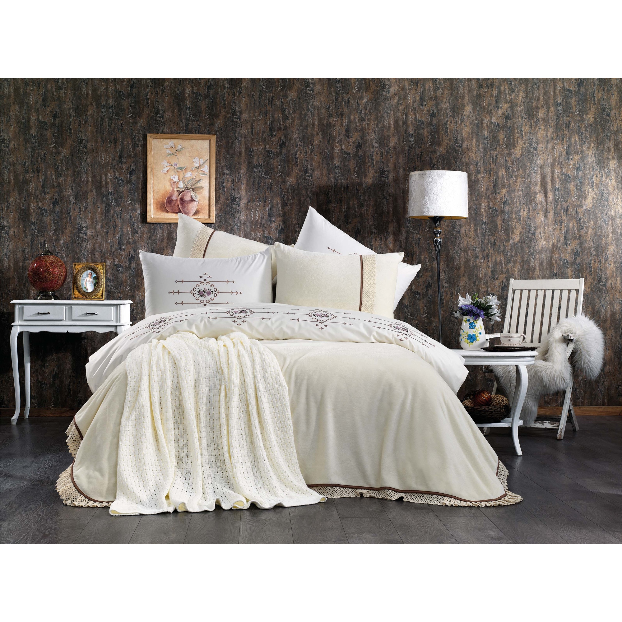 Set luxury bordat 8 piese, wellsoft , cearceaf de pat , ceraceaf pilota, 4 fete perna, cuvertura pat,patura,Ivory