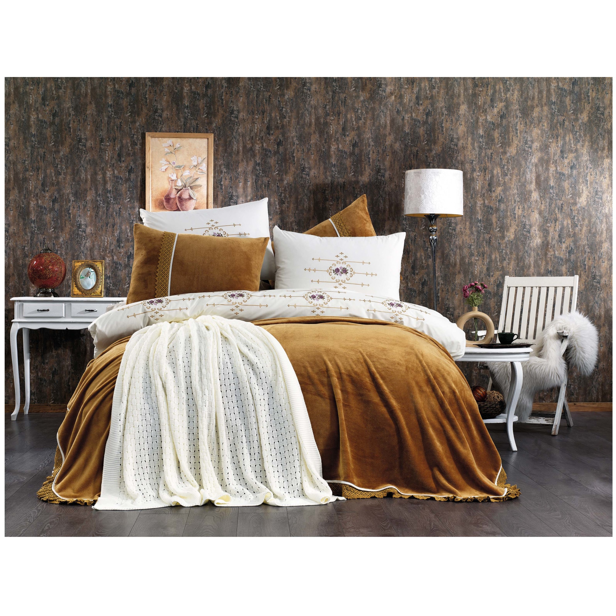 Set luxury bordat 8 piese, wellsoft , cearceaf de pat , ceraceaf pilota, 4 fete perna, cuvertura pat,patura