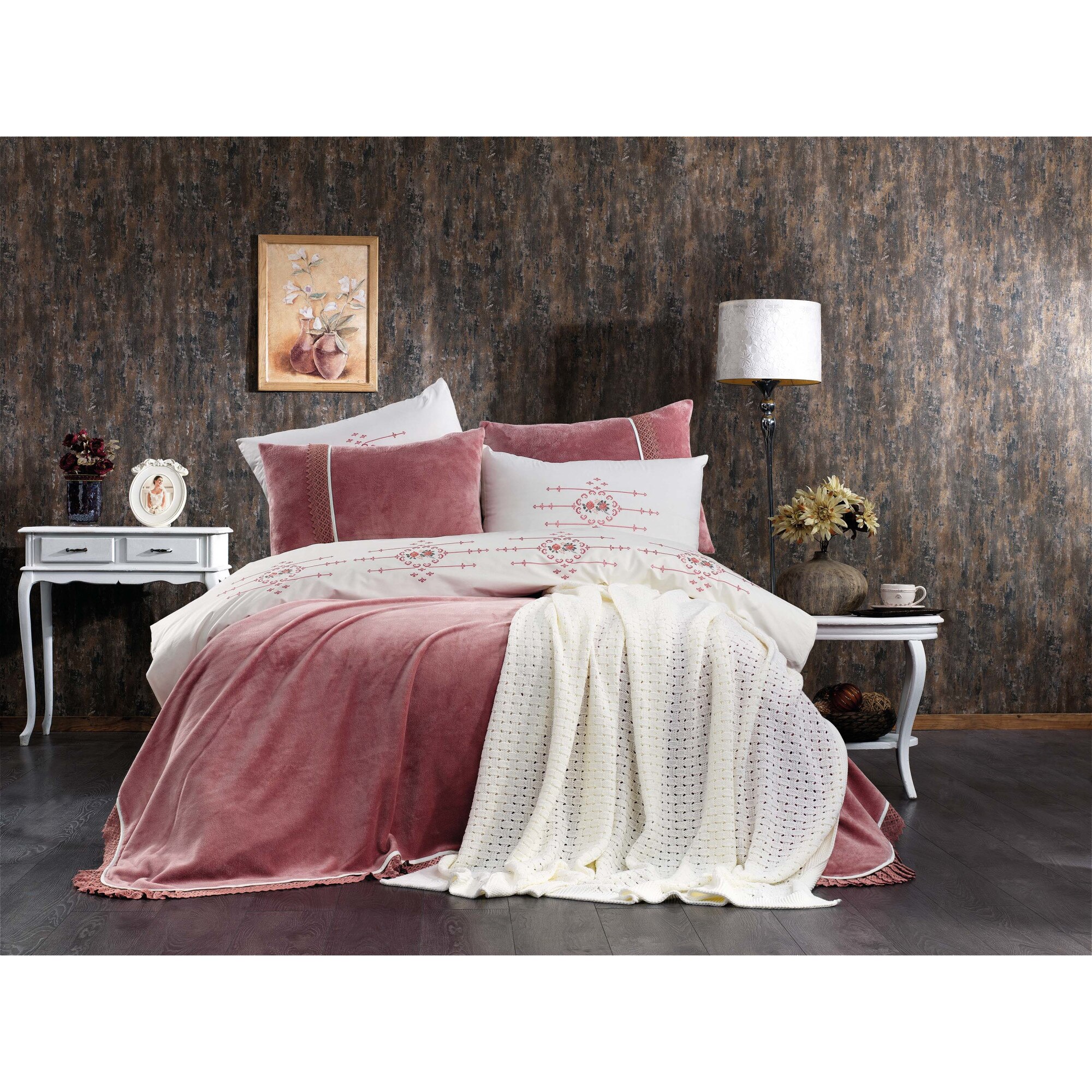 Set luxury bordat 8 piese, wellsoft , cearceaf de pat , ceraceaf pilota, 4 fete perna, cuvertura pat,patura, Pudra