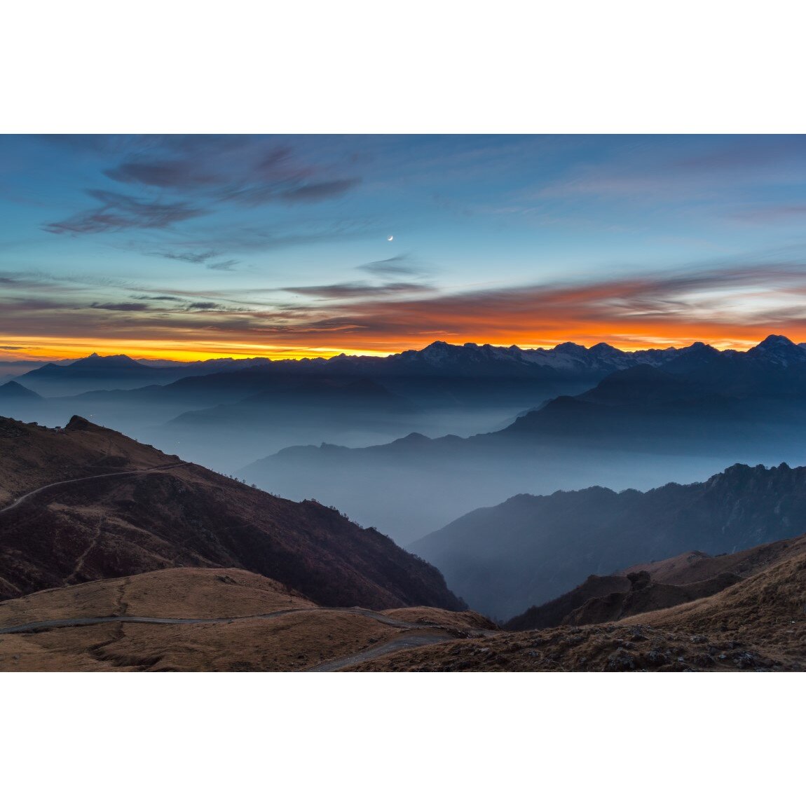 Fototapet autocolant PVC 70x105 cm Muntii la apus cu ceata