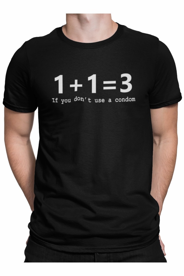 Tricou personalizat pentru baieti cu mesaj amuzant, 1 + 1 = 3, daca nu te protejezi, Priti Global, Negru