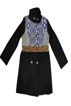 Palton din lana cu broderie si insertii material cu imprimeu geometric romburi albastre Palton din lana cu broderie si insertii material cu imprimeu geometric romburi albastre