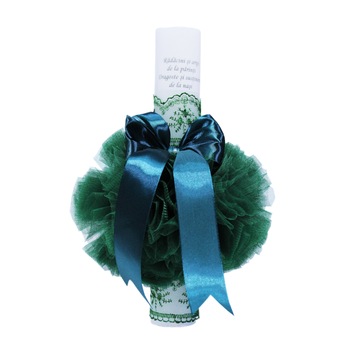 Lumanare verde „Radacini si aripi” pentru botez, cu tulle verde si funda turcoaz, 35x5 cm, REC114 Lumanare verde „Radacini si aripi” pentru botez, cu tulle verde si funda turcoaz, 35x5 cm, REC114