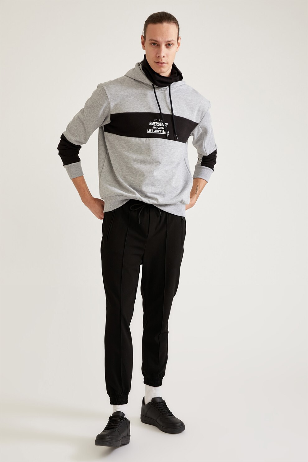 DeFacto, Hanorac cu model colorblock si imprimeu text, Gri deschis melange/Negru/Alb