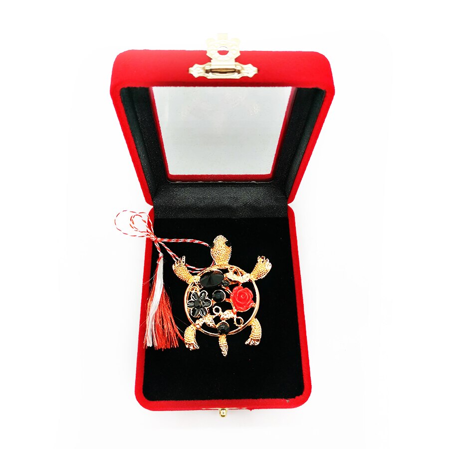 Martisor brosa mare, broasca testoasa aurie, in cutie de catifea cu fereastra