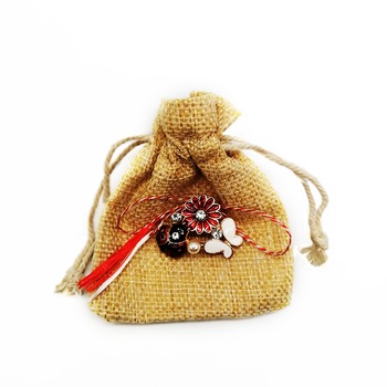 Martisor brosa, simboluri primavara, cu saculet Martisor brosa, simboluri primavara, cu saculet