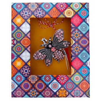 Brosa Colier Martisor ArtDeco Bondar roz, realizata din aliaj metalic argintiu si placata cu cristale, dimensiuni 4 cm lungime - 5 cm latime, cutie cadou Brosa Colier Martisor ArtDeco Bondar roz, realizata din aliaj metalic argintiu si placata cu cristale, dimensiuni 4 cm lungime - 5 cm latime, cutie cadou