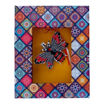 Brosa Colier Martisor ArtDeco Bondar rosu, realizata din aliaj metalic argintiu si placata cu cristale, dimensiuni 4 cm lungime - 5 cm latime, cutie cadou Brosa Colier Martisor ArtDeco Bondar rosu, realizata din aliaj metalic argintiu si placata cu cristale, dimensiuni 4 cm lungime - 5 cm latime, cutie cadou