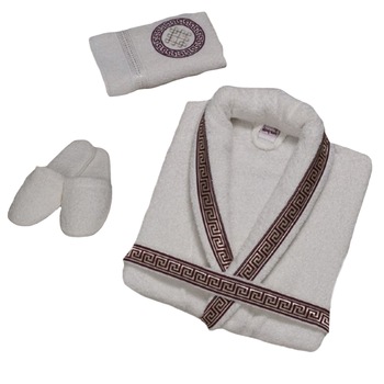 Set baie Nurpak 3 piese, 1x halat marime universala, 1x prosop, 1x pereche papuci, maro+auriu Set baie Nurpak 3 piese, 1x halat marime universala, 1x prosop, 1x pereche papuci, maro+auriu