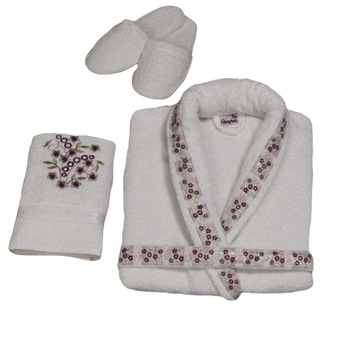 Set baie Nurpak 3 piese, 1x halat marime universala, 1x prosop, 1x pereche papuci, bej+bordo Set baie Nurpak 3 piese, 1x halat marime universala, 1x prosop, 1x pereche papuci, bej+bordo