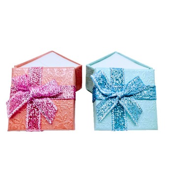 Set 24 cutii patrate cu capac detasabil, interior catifea alba, cutie pentru bijuterii, martisoare , 5x5x4 cm Set 24 cutii patrate cu capac detasabil, interior catifea alba, cutie pentru bijuterii, martisoare , 5x5x4 cm