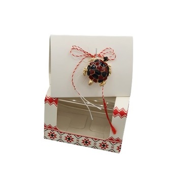 Martisor tip brosa, Broasca Testoasa, in cutie cu motiv traditional Martisor tip brosa, Broasca Testoasa, in cutie cu motiv traditional