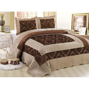 Cuvertura de Pat din Catifea + 2 Fete de Perna , Pat 2 Persoane , Bej/maro inchis , model chenar floral Cuvertura de Pat din Catifea + 2 Fete de Perna , Pat 2 Persoane , Bej/maro inchis , model chenar floral