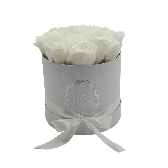 Aranjament floral 7 Trandafiri albi parfumati, din spuma de sapun, in cutie alba