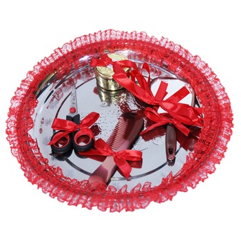 Tavita rotunda pentru taierea motului, cu margine rosie, 6 piese, tavita, foarfeca, pieptan, oglinda, cutiuta suvita par, fundita, 30 cm, REC305 Tavita rotunda pentru taierea motului, cu margine rosie, 6 piese, tavita, foarfeca, pieptan, oglinda, cutiuta suvita par, fundita, 30 cm, REC305