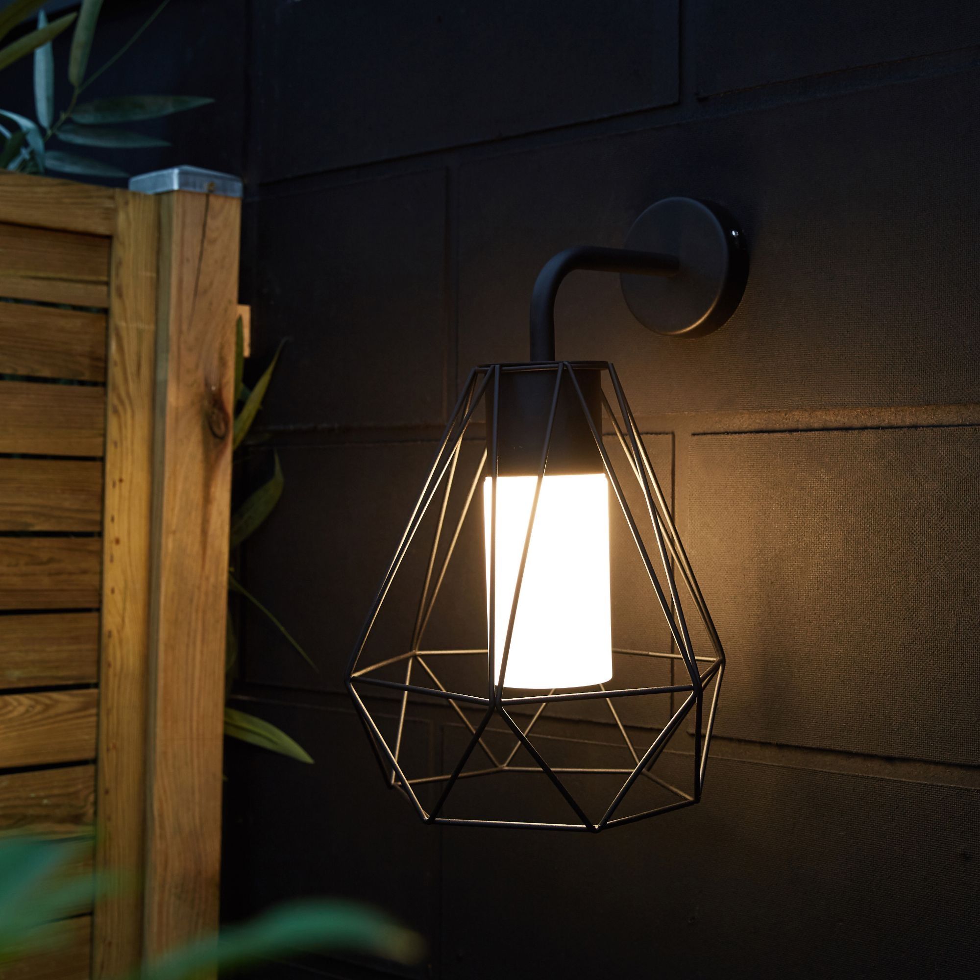 Lampa model asimetric, de exterior, pentru perete, de culoare neagra, dimensiune 40.4x25.6cm