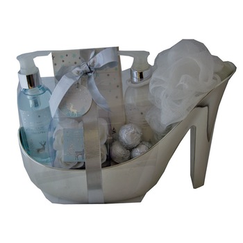 Set cadou in pantof argintiu cu 6 produse aroma fructul pasiunii si maracuja Set cadou in pantof argintiu cu 6 produse aroma fructul pasiunii si maracuja