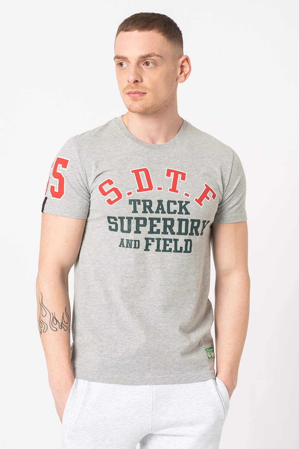 SUPERDRY, Tricou cu imprimeu logo Track&Field, Gri deschis melange/Rosu/Verde inchis