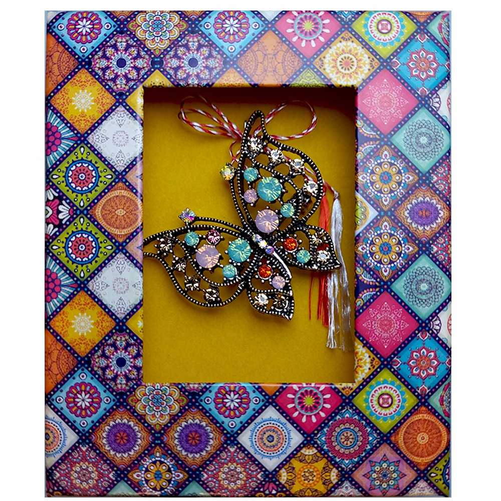 Brosa Martisor ArtDeco Fluture dantelat, realizata din aliaj metalic argintiu si placata cu cristale, dimensiuni 5 cm lungime - 5 cm latime, cutie cadou