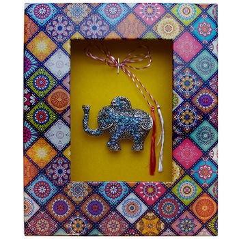 Brosa Martisor ArtDeco Elefant albastru, realizata din aliaj metalic argintiu si placata cu cristale, dimensiuni 3 cm inaltime - 4 cm lungime, cutie cadou Brosa Martisor ArtDeco Elefant albastru, realizata din aliaj metalic argintiu si placata cu cristale, dimensiuni 3 cm inaltime - 4 cm lungime, cutie cadou