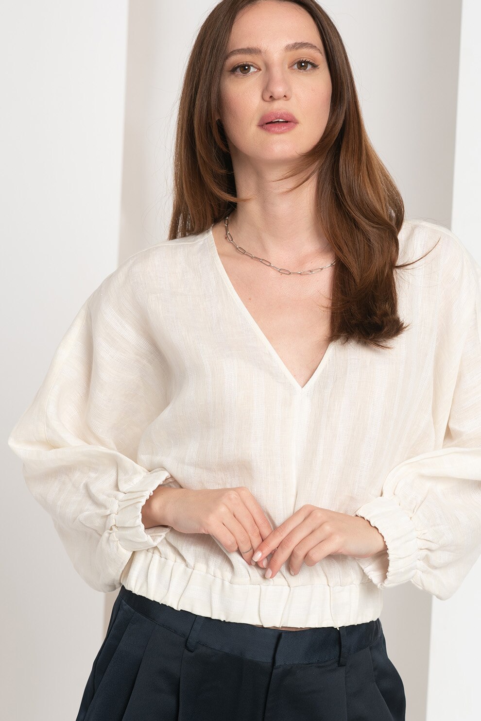 Maison Scotch, Bluza lejera de in cu decolteu in V, Alb prafuit