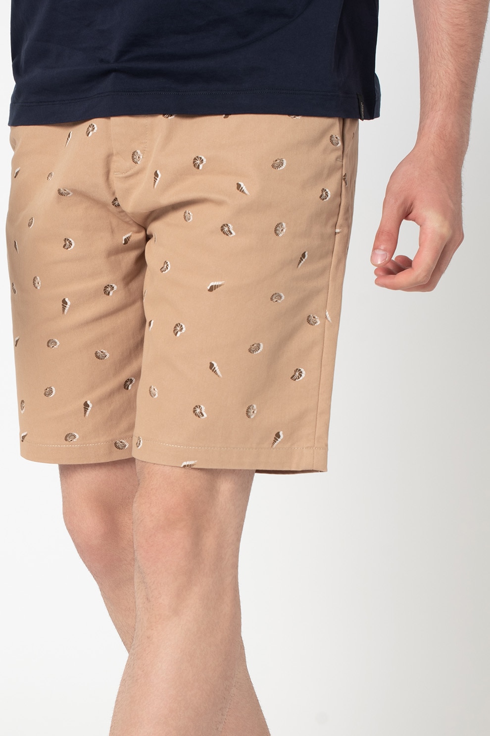 Scotch & Soda, Bermude chino cu imprimeu grafic Stuart, Maro camel/Maro inchis/Alb