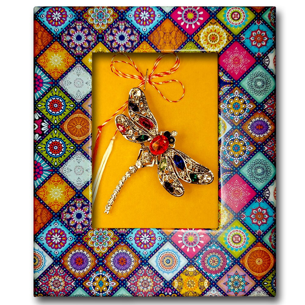 Brosa Martisor ArtDeco Libelula multicolora, realizata din aliaj metalic argintiu si placata cu cristale, dimensiuni 5 cm lungime - 6 cm latime