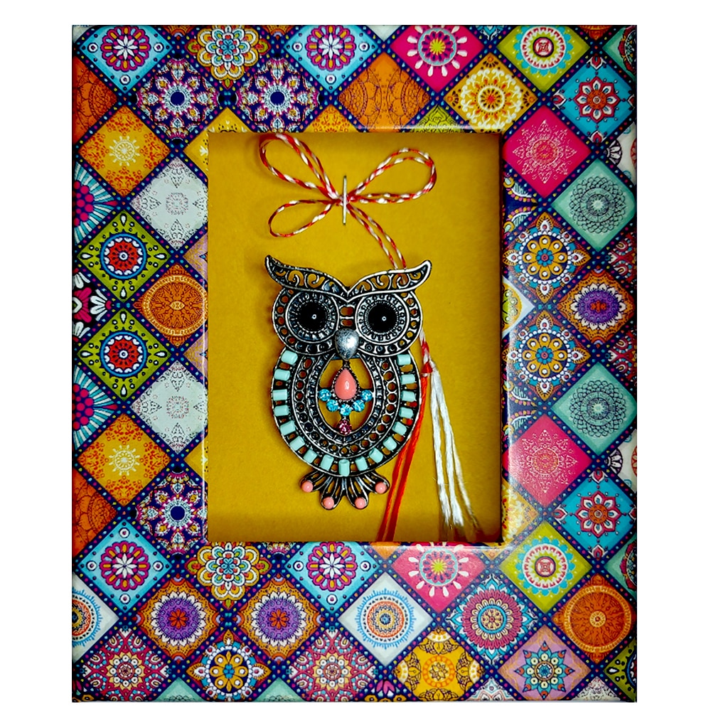 Brosa Martisor ArtDeco Bufnita dantelata, realizata din aliaj metalic argintiu brunat, placata cu cristale si margele, dimensiuni 5 cm lungime - 3 cm latime