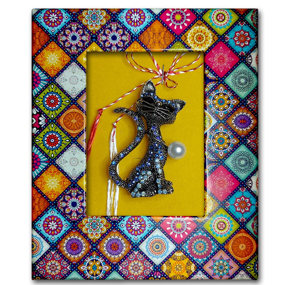 Brosa Martisor ArtDeco Pisica albastra cu perla de cultura, realizata din aliaj metalic argintiu si placata cu cristale, dimensiuni 5 cm lungime si 3 cm latime