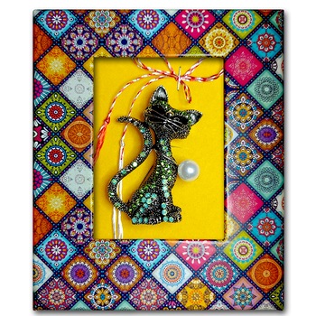 Brosa Martisor ArtDeco Pisica verde cu perla de cultura, realizata din aliaj metalic argintiu si placata cu cristale, dimensiuni 5 cm lungime si 3 cm latime Brosa Martisor ArtDeco Pisica verde cu perla de cultura, realizata din aliaj metalic argintiu si placata cu cristale, dimensiuni 5 cm lungime si 3 cm latime