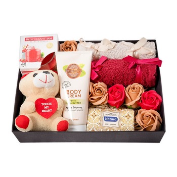 Set cadou lovely, Lumanare parfumata, 2 prosop de fata (50x30cm), Fiorevita Shea crema de corp (200ml), Natura sapun (90g), ursulet cu inima Set cadou lovely, Lumanare parfumata, 2 prosop de fata (50x30cm), Fiorevita Shea crema de corp (200ml), Natura sapun (90g), ursulet cu inima