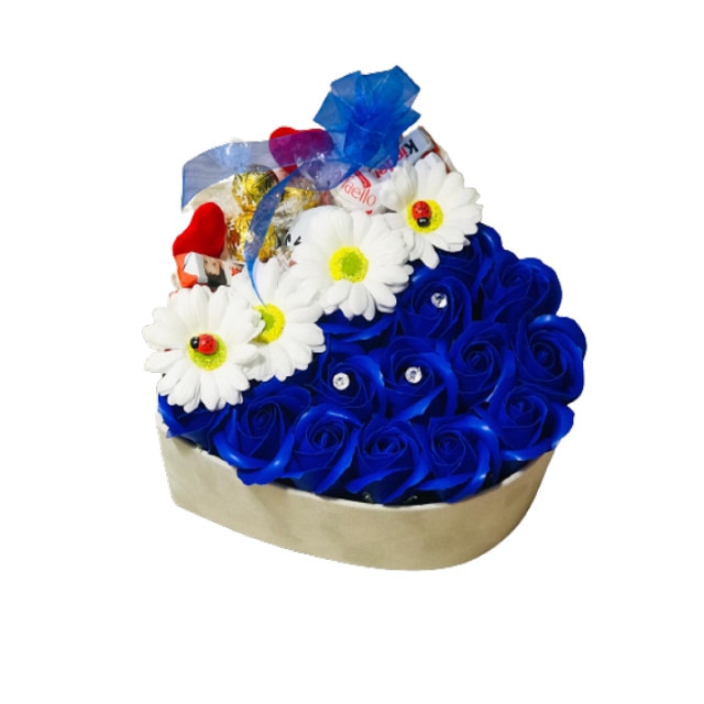 Aranjament floral din trandafiri de sapun albastri si margarete albe, 19 fire si dulciuri Kinder