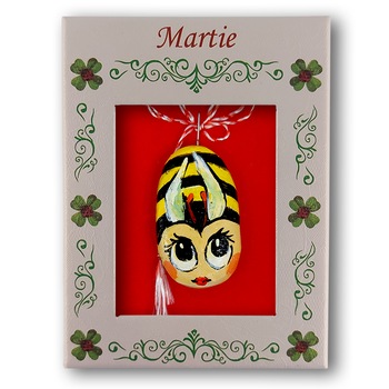 Brosa Martisor ArtDeco Albinuta, realizata din piatra de rau si pictata manual, dimensiuni 5 cm lungime si 3 cm latime Brosa Martisor ArtDeco Albinuta, realizata din piatra de rau si pictata manual, dimensiuni 5 cm lungime si 3 cm latime