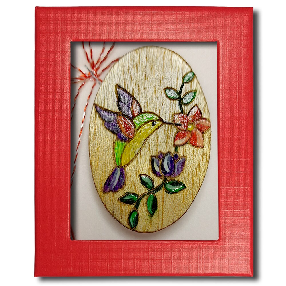 Brosa Martisor ArtDeco Pasarea Colibri, realizata din lemn de Balsa, gravata si pictata manual, dimensiuni 6 cm lungime si 4 cm latime