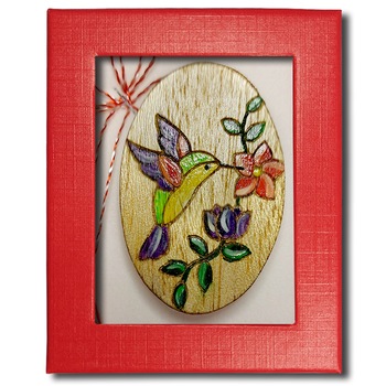 Brosa Martisor ArtDeco Pasarea Colibri, realizata din lemn de Balsa, gravata si pictata manual, dimensiuni 6 cm lungime si 4 cm latime Brosa Martisor ArtDeco Pasarea Colibri, realizata din lemn de Balsa, gravata si pictata manual, dimensiuni 6 cm lungime si 4 cm latime