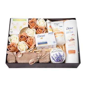 Set cadou Sandy, Lumanare parfumata, Prosop de fata, Care Lip Balm, Dove lapte si miere crema de maini, Dove Beauty Cream sapun, Dove lotiune de corp cu vanilla si shea, Bomba de baie Set cadou Sandy, Lumanare parfumata, Prosop de fata, Care Lip Balm, Dove lapte si miere crema de maini, Dove Beauty Cream sapun, Dove lotiune de corp cu vanilla si shea, Bomba de baie