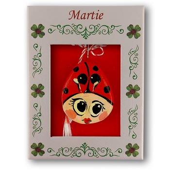 Brosa Martisor ArtDeco Buburuza, realizata din piatra de rau si pictata manual, dimensiuni 4 cm lungime si 3 cm latime Brosa Martisor ArtDeco Buburuza, realizata din piatra de rau si pictata manual, dimensiuni 4 cm lungime si 3 cm latime