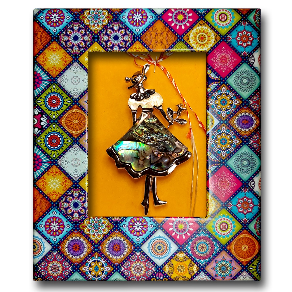 Brosa Colier Martisor ArtDeco Lady cu floare sidef, realizata din aliaj metalic argintiu, placata cu sidef, dimensiuni 8 cm lungime si 4 cm latime