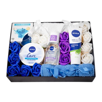 Set cadou Daisy, 1 Lumanare parfumata, Nivea Soothing Care crema de maini (100g), Nivea Care crema cu shea (200g), Nivea apa micelara (100 ml), 2 Prosop de fata (50x30cm) Set cadou Daisy, 1 Lumanare parfumata, Nivea Soothing Care crema de maini (100g), Nivea Care crema cu shea (200g), Nivea apa micelara (100 ml), 2 Prosop de fata (50x30cm)
