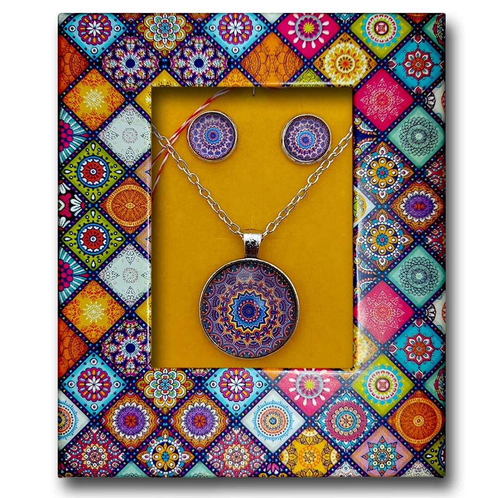 Martisor ArtDeco Set Colier cu cercei Mandala Wisdom, realizat din aliaj metalic argintiu si rasina transparenta