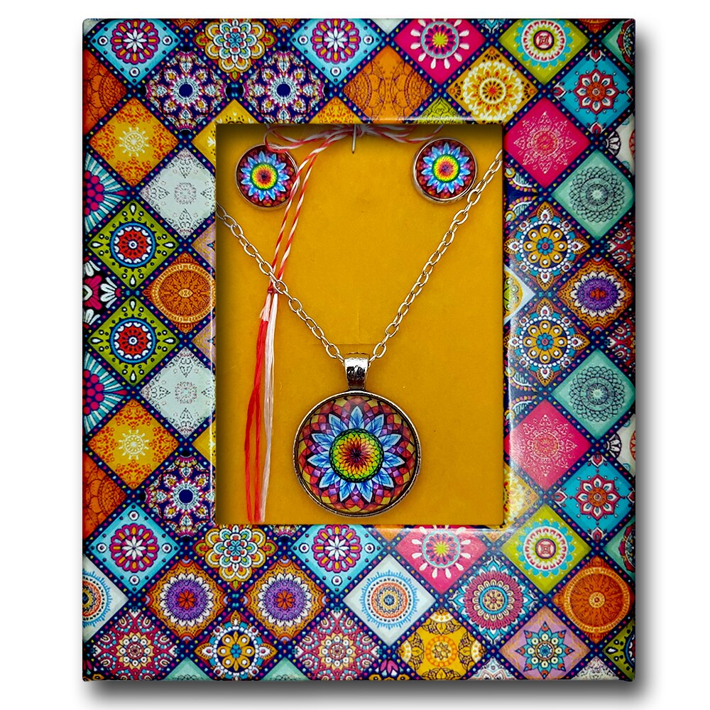 Martisor ArtDeco Set Colier cu cercei Mandala Flower, realizat din aliaj metalic argintiu si rasina transparenta