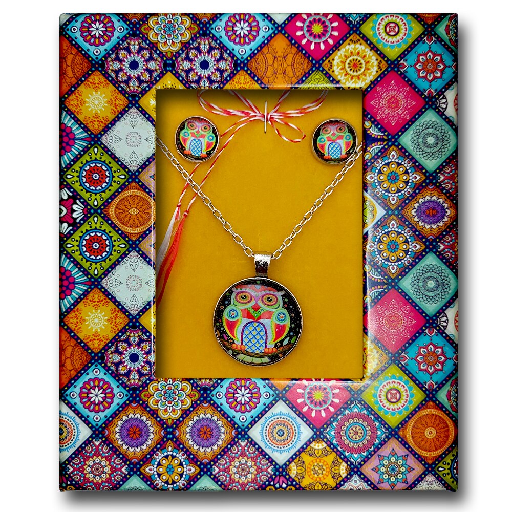 Martisor ArtDeco Set Colier cu cercei Mandala Owl, realizat din aliaj metalic argintiu si rasina transparenta