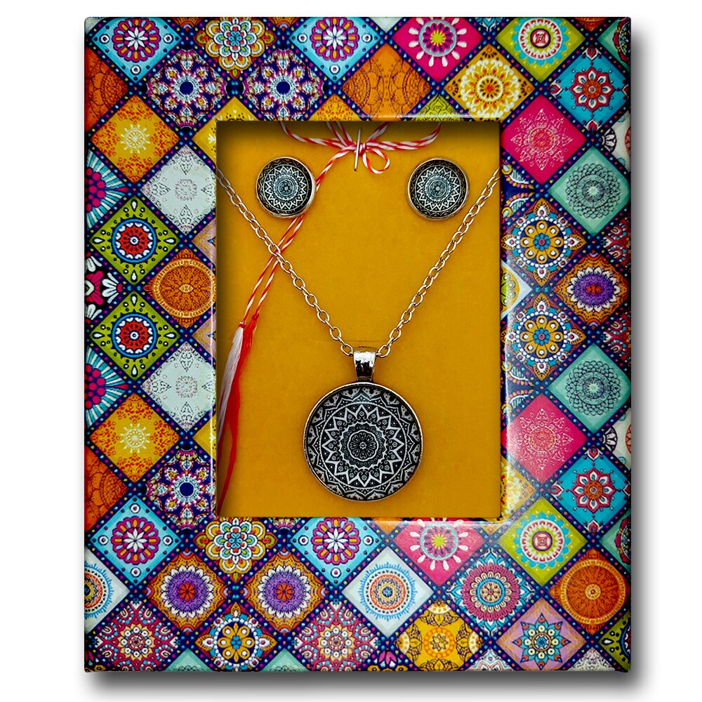 Martisor ArtDeco Set Colier cu cercei Mandala Mystery, realizat din aliaj metalic argintiu si rasina transparenta